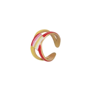 Détail du motif feuille en émail coloré sur une bague ajustable en acier doré