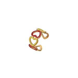 Détail d'une bague ouverte plaquée or avec motifs de cœurs en émail rouge et jaune