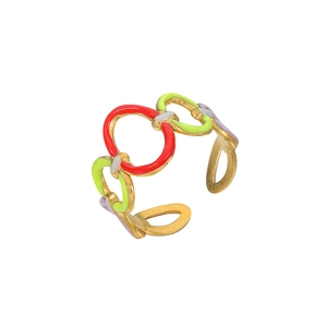 Détail de motifs de feuilles en émail coloré sur une bague ajustable en acier doré