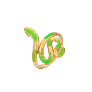 Gros plan sur une bague serpent dorée avec émail vert vif sur fond blanc immaculé
