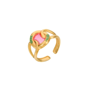 Détail d'une bague ajustable dorée avec émail rose et motifs à carreaux verts