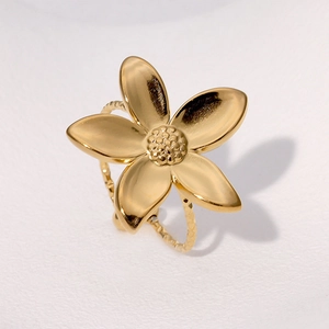 Elegant 18k gold plated five-petal flower ring with textured center and twisted band