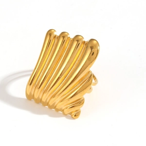 Anello aperto dorato moderno a forma di ventaglio pieghettato con trame verticali uniche
