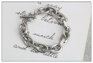 Vue détaillée du bracelet à chaîne épaisse en acier inoxydable avec fermoir à bascule