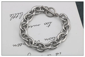 Dettaglio macro del bracciale a catena punk argento con classica chiusura a levetta OT