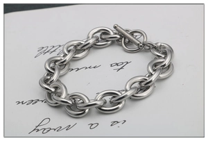 Dettaglio del bracciale a catena spessa in acciaio inossidabile argento con chiusura OT