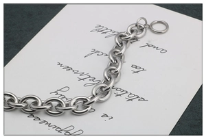 Dettaglio del bracciale a catena spessa in acciaio inossidabile con chiusura a leva