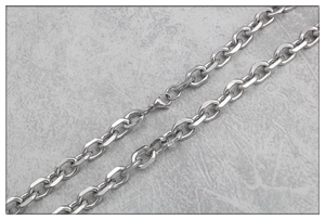 Nahaufnahme einer klobigen silbernen O-Kette aus Edelstahl mit stabilem Karabinerverschluss