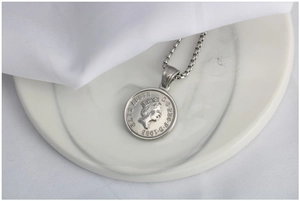 Dettaglio della collana vintage in argento con medaglia ritratto reale e catena box