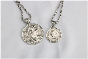 Dettagli di collane vintage in acciaio al titanio argento con pendenti moneta a rilievo