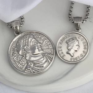 Collana con Pendente a Moneta in Acciaio Inossidabile Vintage Unisex Ritratto a Rilievo Regina Re Medaglione Gioielli