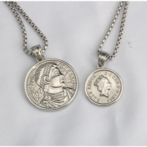 Collana con pendente moneta d'argento vintage con rilievo e catena box in acciaio inox