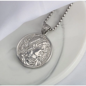 Collana vintage in acciaio con ciondolo a moneta e ritratto a rilievo su catena box