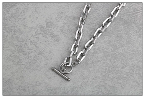 Dettaglio della collana a catena a maglie d'argento in acciaio con chiusura OT