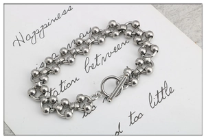 Detalle de pulsera de cuentas plateadas con un cierre de palanca OT de metal clásico