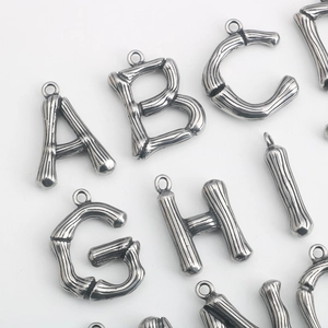 Detail von kreativen Alphabet-Anhängern mit Bambustextur aus Vintage-Stahl für DIY