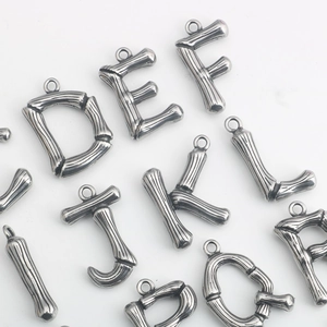Nahaufnahme der Alphabet-Anhänger mit Vintage-Bambusstruktur in silberner Ausführung für Ketten