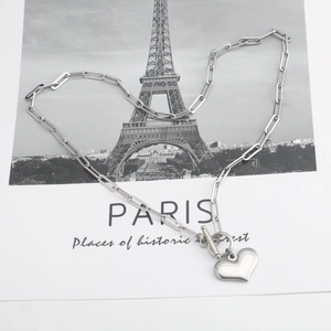 Collana a catena a graffetta argento con pendente a cuore e chiusura a T su carta