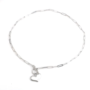 Collana a catena silver paperclip con ciondolo a cuore e chiusura a T su sfondo bianco