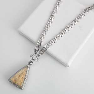 Dettaglio della catena a maglie d'argento con pendente religioso triangolare vintage