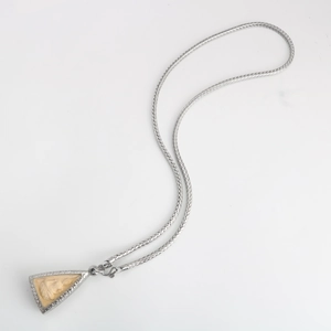 Détail du collier chaîne blé argentée avec pendentif religieux triangulaire