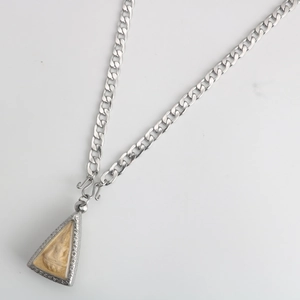 Collana a catena barbazzale in acciaio inossidabile con pendente amuleto Buddha tailandese
