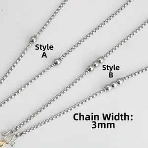 Macro-detail van een 3mm zilveren roestvrijstalen vierkante ketting in stijl A en B