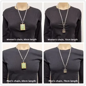 Comparaison de chaînes torsadées de 60 et 70 cm avec pendentifs bouddhistes sur modèles