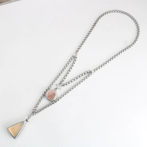 Dettaglio della collana a catena d'argento con doppi ciondoli rosa e gialli