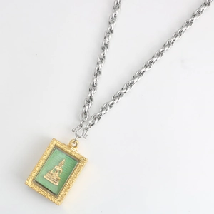 Détail de la chaîne torsadée argentée avec pendentif Bouddha cadre doré et fond vert