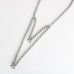 Collana a catena box in acciaio inossidabile lucido con ganci a S su sfondo bianco