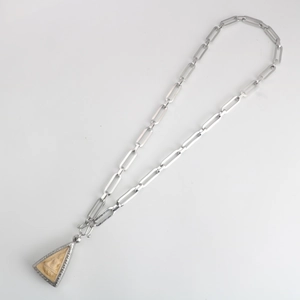 Dettaglio catena in acciaio inossidabile con pendente amuleto Buddha triangolare