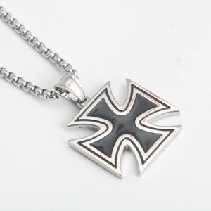 Gros plan d'un pendentif croix en acier inoxydable avec émail noir et chaîne en métal
