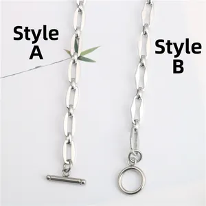 Dettaglio catene a maglie geometriche Stile A e B in acciaio inox con chiusura a levetta