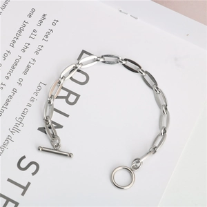 Dettaglio del bracciale a catena in acciaio al titanio argento con chiusura a barra OT