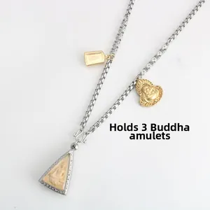 Detalle de collar de acero inoxidable con tres colgantes de amuletos de Buda tailandés
