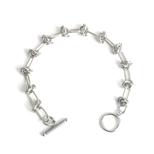 Détail du bracelet chaîne à nœuds argenté avec fermoir à bascule en acier inoxydable
