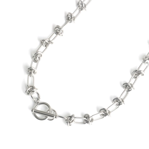 Dettaglio della collana a catena argento con maglie rettangolari e chiusura a barra a T lucida