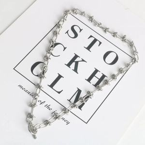 Collana a Catena con Nodo in Acciaio al Titanio Minimalista per Uomo Donna Stile Hip Hop Industriale Chiusura a Barra e Moschettone