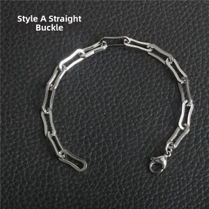 Dettaglio del bracciale a catena in acciaio inossidabile argento con chiusura a moschettone