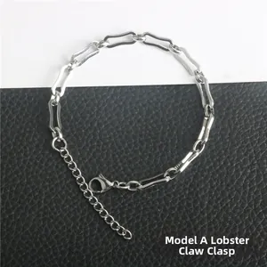 Dettaglio del bracciale a catena in acciaio al titanio con maglie rettangolari e moschettone