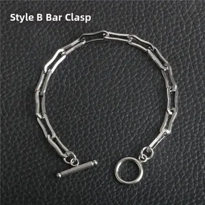 Dettaglio della chiusura a barra Stile B sul bracciale punk a maglie rettangolari