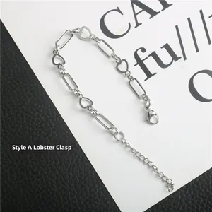 Dettaglio di maglie a cuore e rettangolari su un bracciale in acciaio inossidabile argento