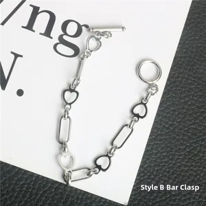 Dettaglio del bracciale in acciaio inossidabile argento con maglie a cuore e chiusura a T