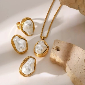 Conjunto de joyas vintage bañadas en oro 18K con perlas barrocas y diseño de cuerda