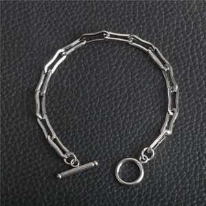 Bracciale punk con maglie rettangolari in acciaio argento e chiusura a barra a T