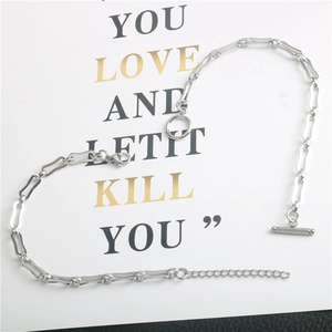 Bracciale a catena con maglie rettangolari argentate, chiusura a levetta OT e catenina