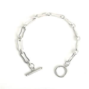 Bracciale a maglie in acciaio al titanio con catena rettangolare a onde e chiusura a T-bar