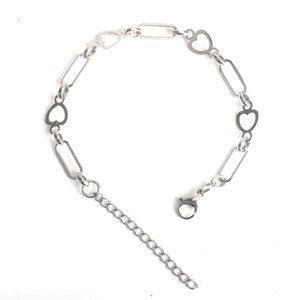 Bracciale in acciaio lucido con maglie a cuore e graffetta e chiusura a moschettone