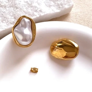Elegantes pendientes de perlas barrocas bañados en oro de 18k con diseño orgánico